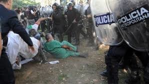 la polizia attacca i lavoratori de "El Borda"/1