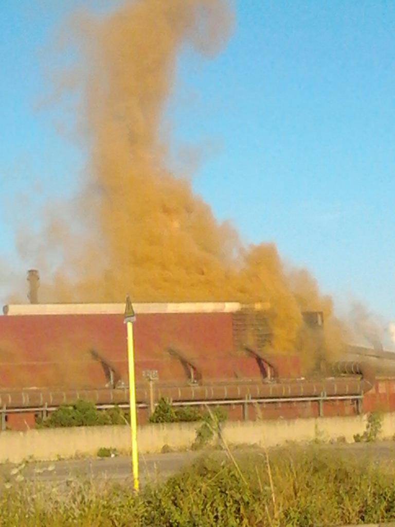 Nubi Rosse Dallo Stabilimento Ilva Di Taranto