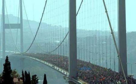 Istanbul, tra Europa ed Asia. Solidarietà degli abitanti che attraversano il ponte sullo stretto dei Dardanelli