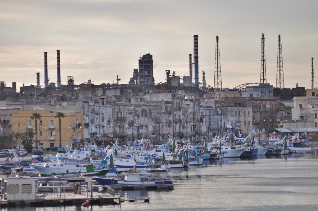 La raffineria ENI vista dalla citta vecchia di Taranto
