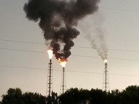 i fumi della raffineria eni durante il black out