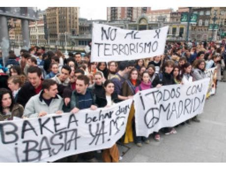 Manifestazione contro il terrorismo in Spagna. Foto Ansa.
