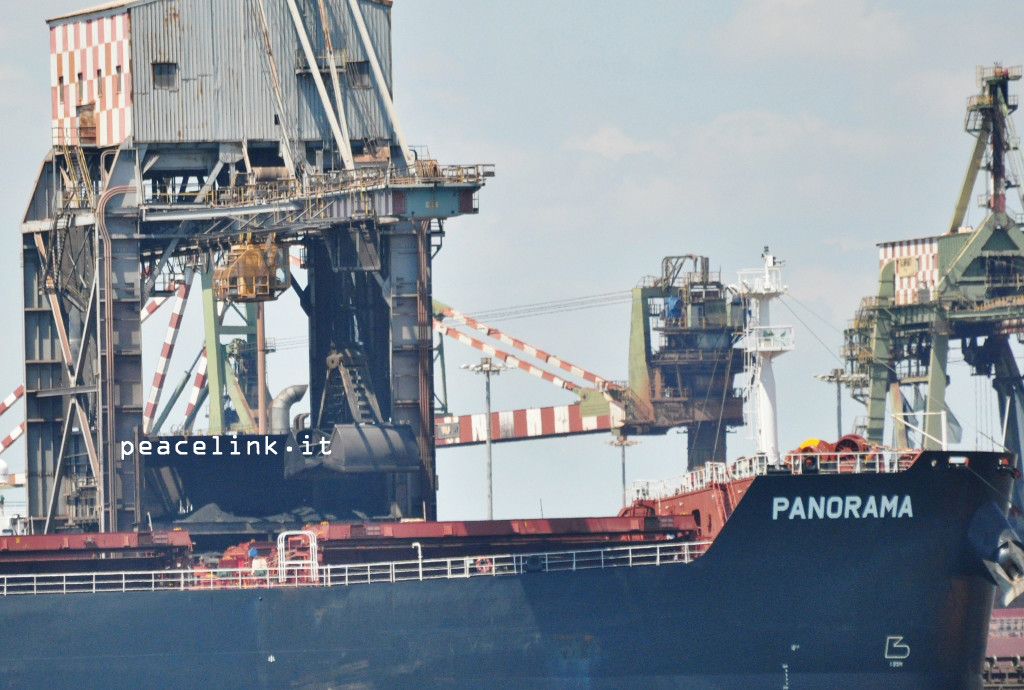 Secondo sporgente del Porto di Taranto, la fase di scarico del minerale Ilva da una nave