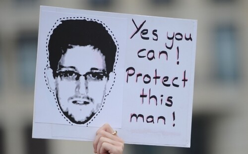 Vorresti la posta elettronica spiata dai servizi segreti americani? Edward Snowden è ricercato dal governo americano per aver difeso la nostra privacy. Ha ricevuto recentemente asilo politico in Russia. "Non posso consentire che il governo USA distrugga la privacy e le libertà fondamentali", ha dichiarato Edward Snowden. L'informatico che ha rivelato l'esistenza del sistema di controllo globale PRISM ha la solidarietà di PeaceLink.