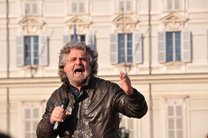 Beppe Grillo in Piazza Castello a Torino per la campagna elettorale del Movimento 5 Stelle Piemonte, il 14 marzo 2010.
