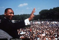 “In questo nostro procedere verso la giusta meta non dobbiamo macchiarci di azioni ingiuste.Cerchiamo di non soddisfare la nostra sete di libertà bevendo alla coppa dell’odio e del risentimento. Dovremo per sempre condurre la nostra lotta al piano alto della dignità e della disciplina. Non dovremo permettere che la nostra protesta creativa degeneri in violenza fisica. Dovremo continuamente elevarci alle maestose vette di chi risponde alla forza fisica con la forza dell’anima” Martin Luther King