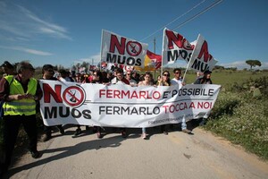 Stamattina video da facebook documentavano una fervente attività nel cantiere del Muos: "Monitoraggio al Presidio. Ore 9: Presti scortando 1 camion trasportando garitte, 1 camion con un carrello elevatore, 2 camionette, la digos. 40 celerini sono scesi a piedi pur sapendo che non vi erano barricate stamane." Nelle ultime ore si è avuta la conferma: stanno completando i piedistalli per issare le parabole del Muos. Il Movimento in questi minuti sta chiamando alla mobilitazione immediata, invitando chiunque può a recarsi in zona. "Urgente. Accorrete tutti. È ORA O MAI" l'appello che sta circolando in Rete.