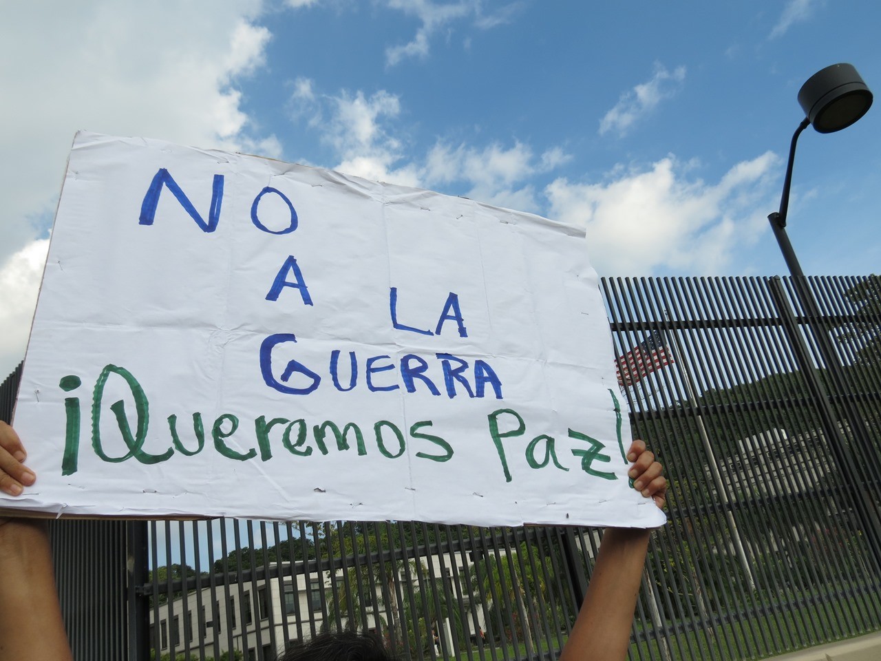 Protesta davanti all'ambasciata USA a Managua