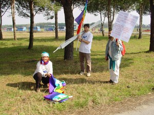 Nicoletta, Lorenzo e Massimo alla distribuzione delle bandiere della Pace