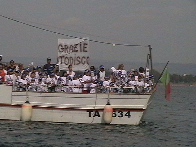 I bambini con la scritta "Grazie Todisco"