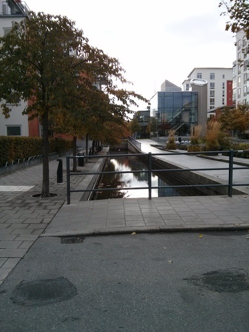Canale, in alto a destra il Centro di informazione ambientale (Glashusett)