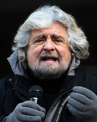 Beppe Grillo al banchetto del Movimento 5 Stelle in Piazza Dante a Trento per la raccolta di firme per la presentazione delle liste alle elezioni politiche del 2013.