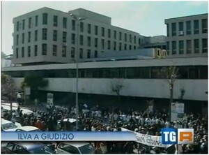 Era il 17 febbraio 2012. La gente si raccolse davanti al Tribunale e da allora tutta la città di Taranto segue l'inchiesta Ilva, appena conclusa con 53 avvisi di garanzia ad altrettanti indagati