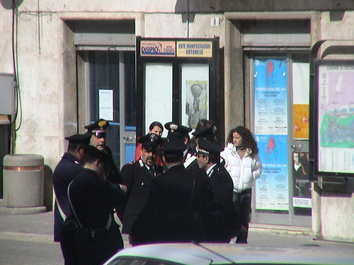 forze dell'ordine in piazza, Ortona (Ch)
