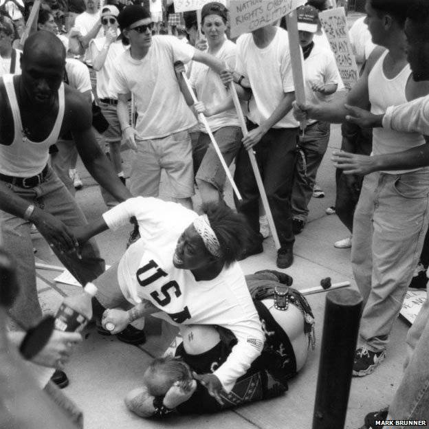 Keshia Thomas mentre protegge un uomo da una folla inferocita che pensava fosse un membro del gruppo razzista Ku Klux Klan