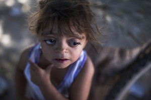 Aixa Cano, una bambina di cinque anni, ha verruche pelose in tutto il corpo. La sua vicina Camila  Verón, di due anni, è nata con varie malformazioni. I medici hanno detto alle madri che i pesticidi potrebbero essere la causa.