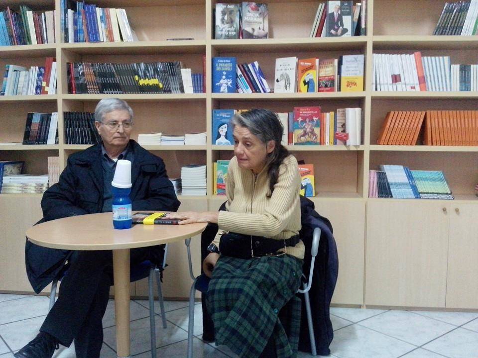 La dottoressa Chiara Castellani e Polo Moro alla presentazione del libro "Rita Levi Montalcini: aggiungere vita ai giorni" - Libreria Gilgamesh a Taranto