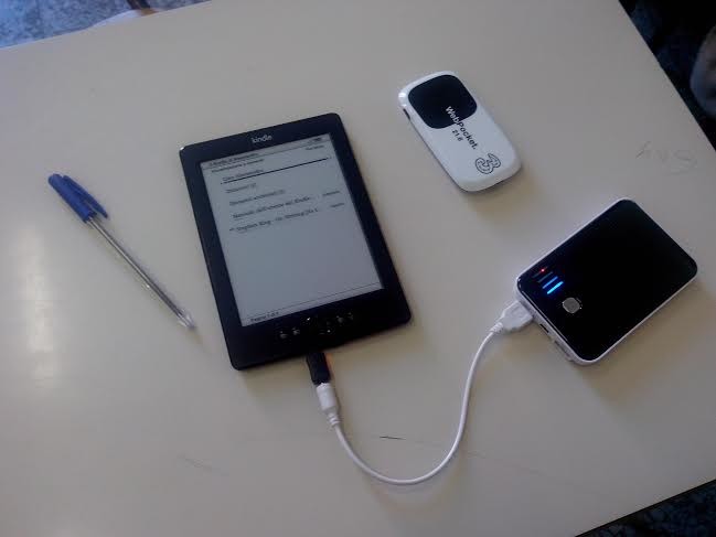 Un e-book reader alimentato da un mini-pannello solare e connesso a Internet con un mini-router portatile