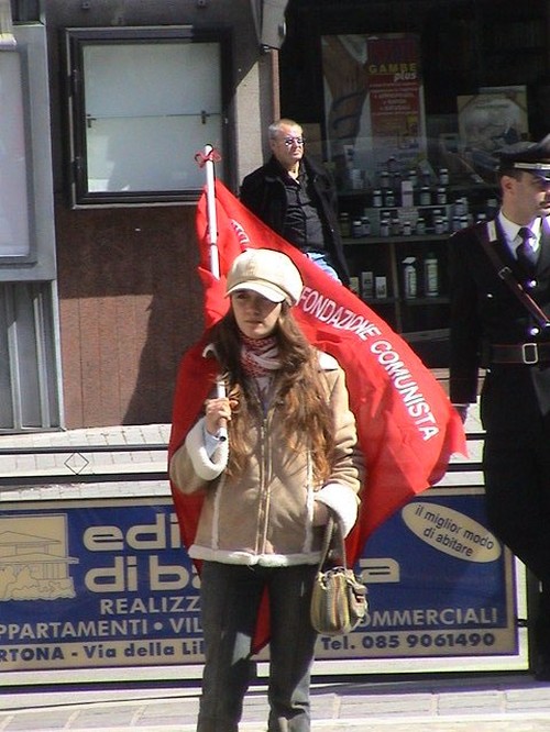 Una manifestante in piazza a Ortona