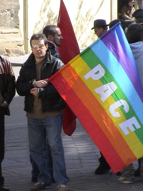 Un manifestante in piazza a Ortona
