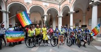 Il giro del mondo in bici contro gli ordigni nucleari fa tappa a Roma