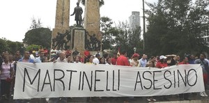 Manifestazione contro Martinelli (Foto asocamerlat.org) 