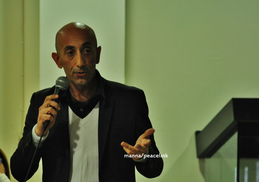 David Melfa di Greenantinquinamento in una conferenza stampa a Gela