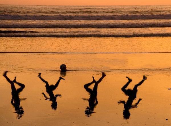 L’artista israeliano Amir Schiby ha creato questa immagine per un tributo a Mohammed, Ahed, Zakaria, e Mohammed Bakr, i quattro bambini dilaniati dal fuoco della marina israeliana il 16 luglio 2014 sulla spiaggia di Gaza City