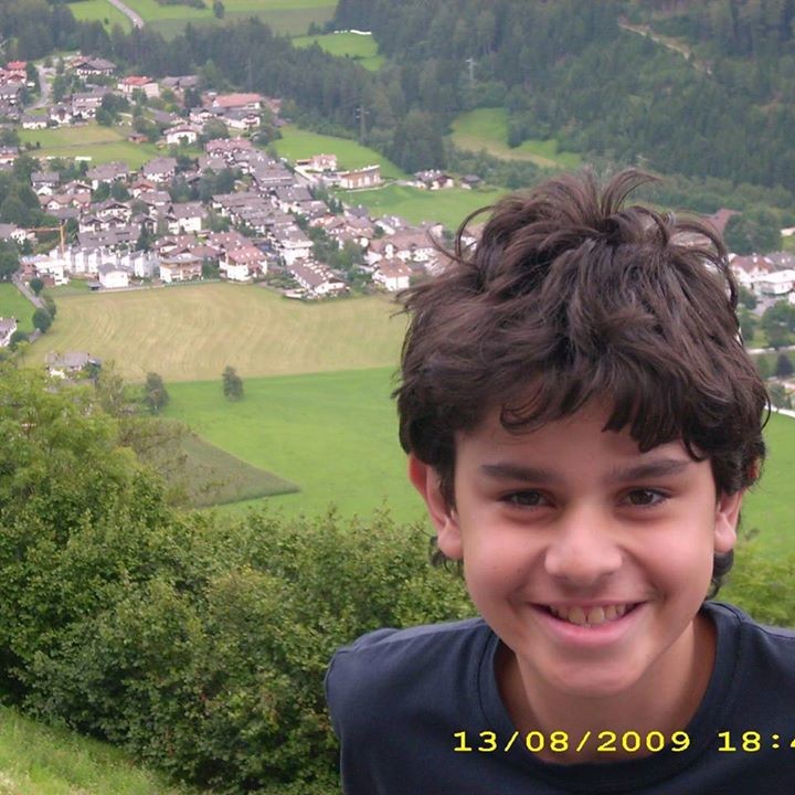 Alessandro Rebuzzi, figlio di Loredana e Aurelio, in montagna il 13 agosto 2009. Alessandro è morto a sedici anni di fibrosi cistica.
