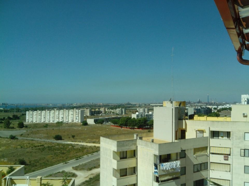 Striscia orizzontale di inquinanti a Taranto nella mattinata del 9 agosto 2014