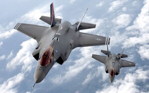 "Stop F35". A pochi giorni dal voto della Camera sulle mozioni che chiedono di cancellare il programma di acquisto dei cacciabombardieri, parte l'iniziativa di artisti e intellettuali per sostenere la cancellazione del programma. In prima fila padre Alex Zanotelli.