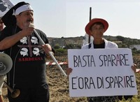A Capo Frasca migliaia di manifestanti da tutta la Sardegna per dire no alle basi militari