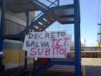 Gli operai chiedono un decreto per risolvere il problema dei lavori al porto di Taranto