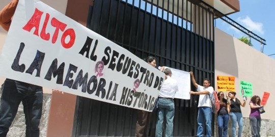 Manifestazione per la consegna degli archivi (Foto Archivio)
