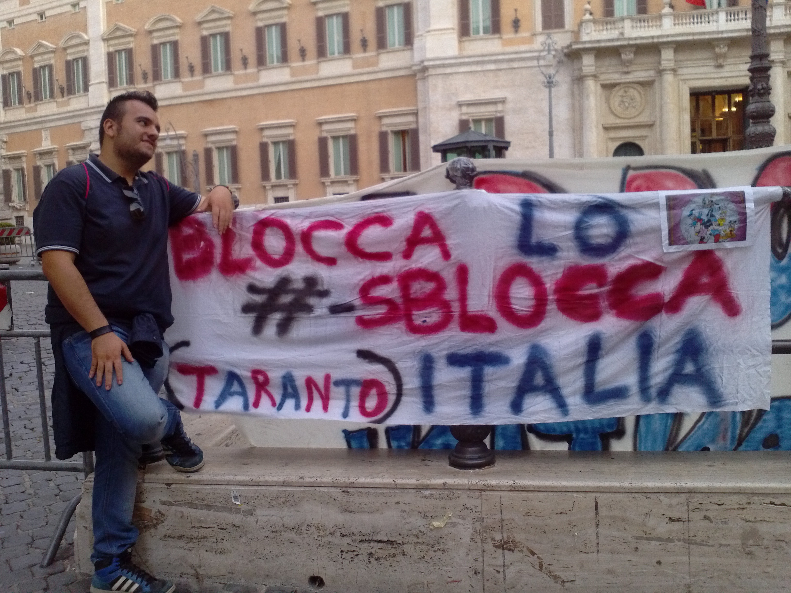 Lo striscione Blocca lo #SbloccaItalia Taranto con un giovane tarantino