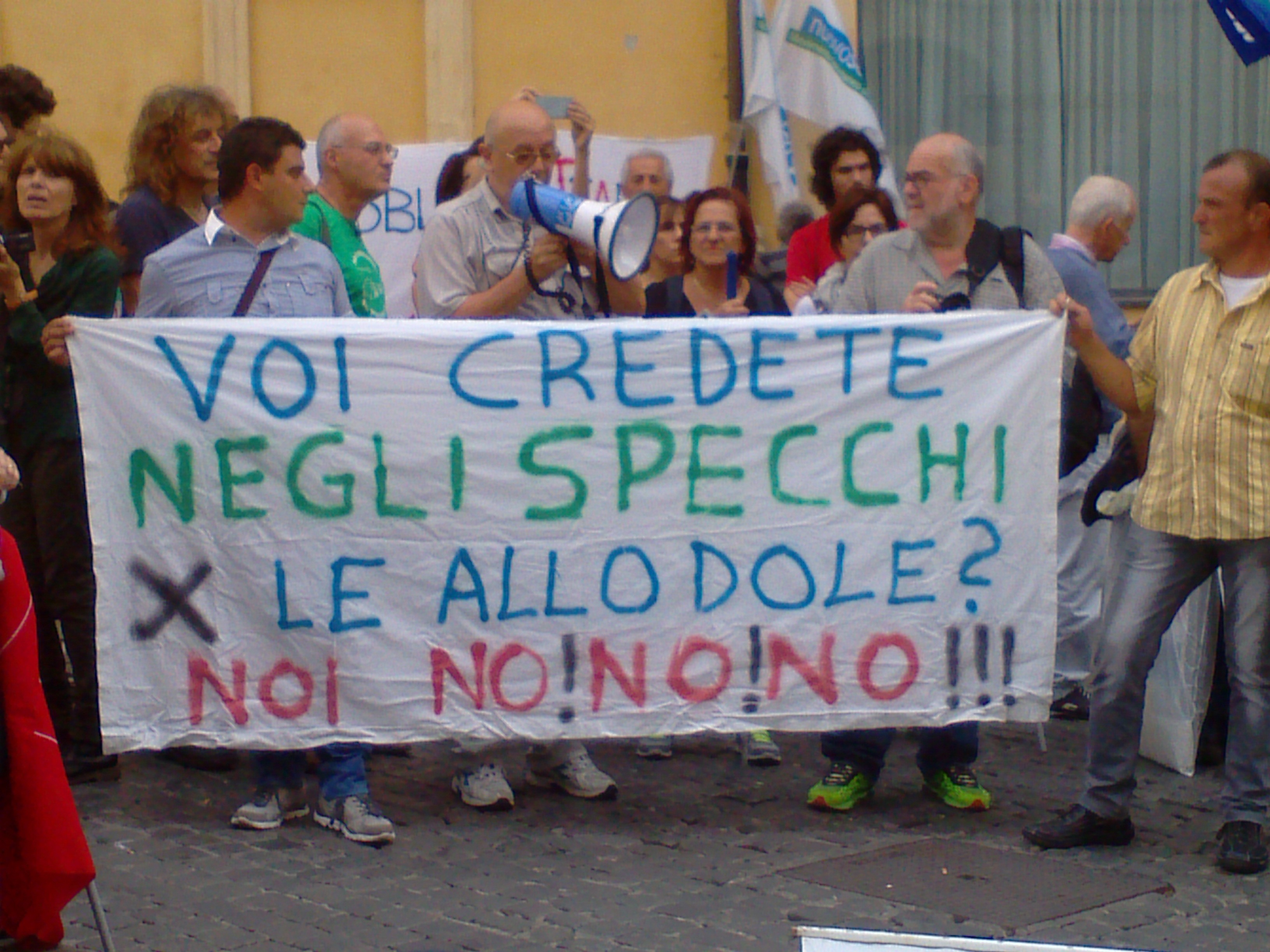 Le associazioni e i comitati si sono presentati durante il presidio del 15 ottobre 2014 a Montecitorio contro lo #SbloccaItalia