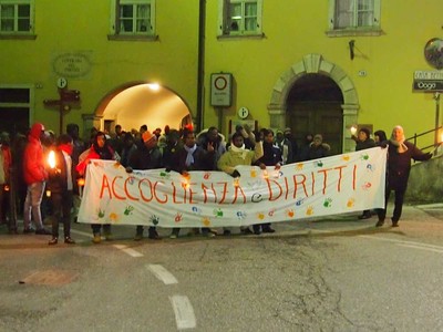 Fiaccole e festa per l’accoglienza al capodanno solidale 2015