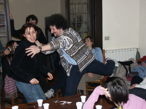 Don F. Corazzina e Lucia Paratico - momento di animazione della Festa - laboratorio Gestione dei Conflitti ( Canto animato " Rancio e mosca" - )