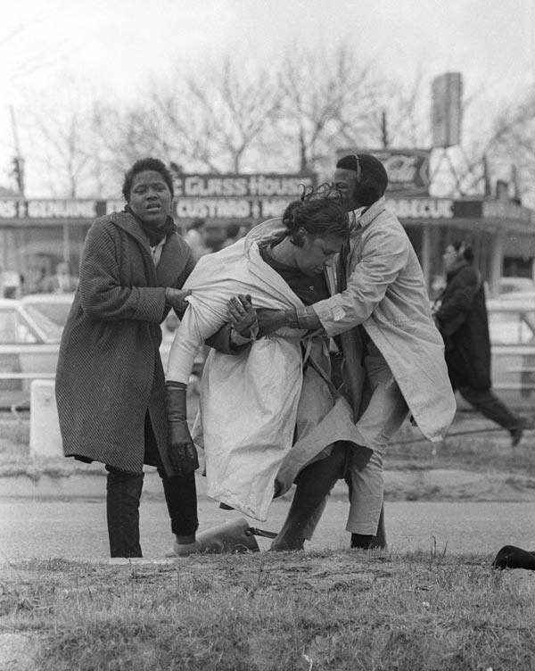 Il 7 marzo 1965, a Selma, la polizia si accanì  in particolare contro l'attivista Amelia Boyton Robinson, in testa al corteo non violento