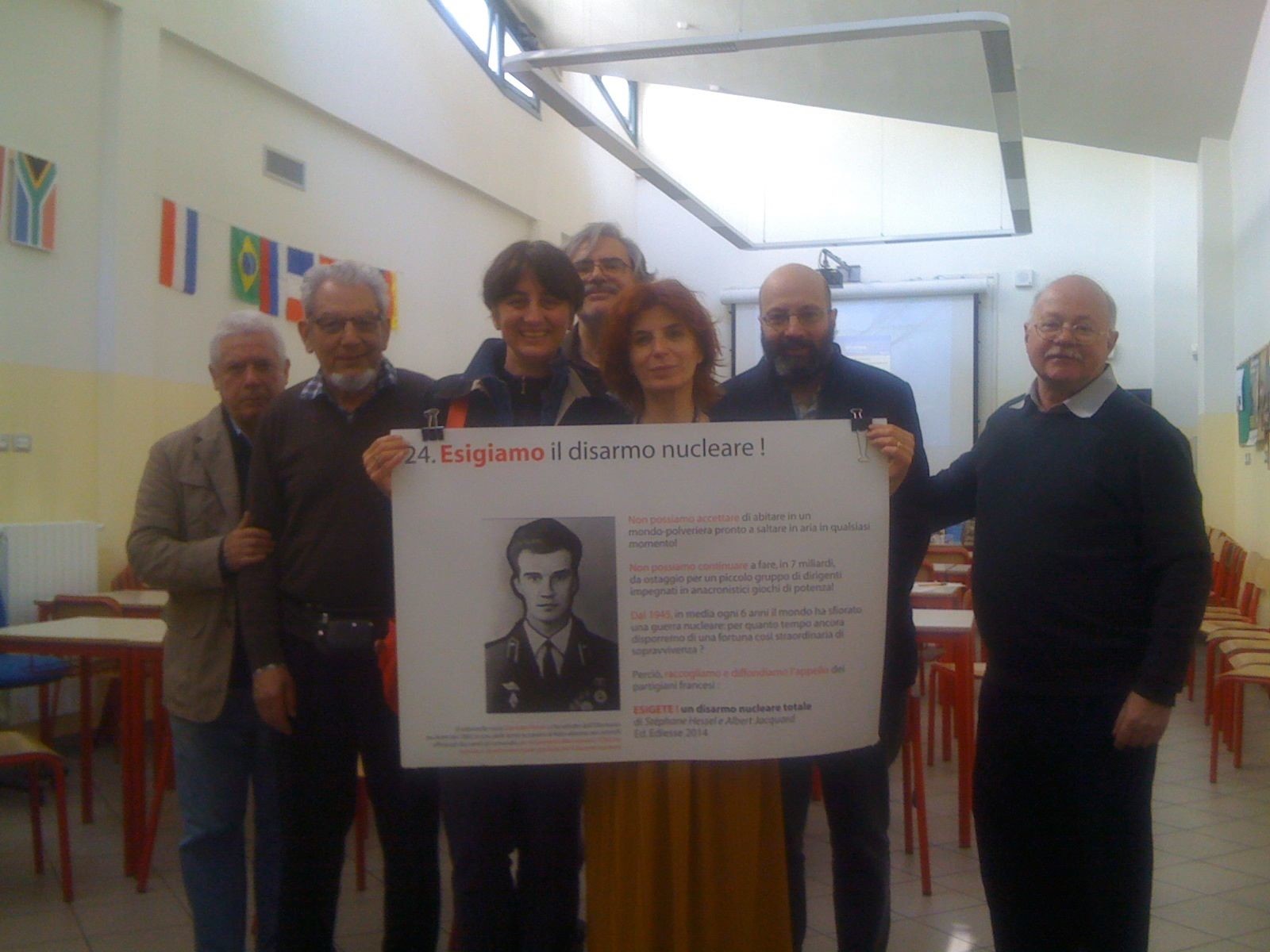 Attivisti di ESIGIAMO IL DISARMO NUCLEARE TOTALE con gli studenti del Liceo Manzoni di Milano