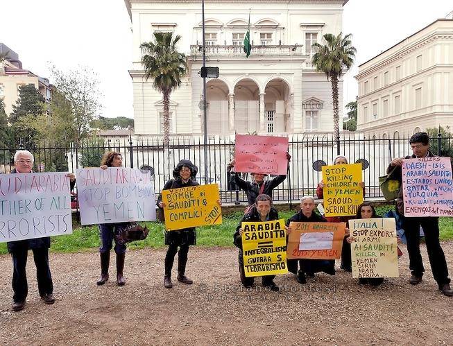 Rete No War manifesta contro l'Arabia Saudita davanti all'ambasciata di Roma.