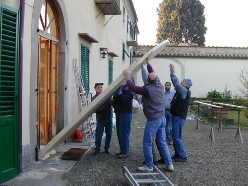 Messa in posa del nuovo portone della Casa