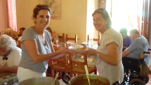 Cristina e Costanza del Comitato Selma cucinano per tutti un ottimo spezzatino con patate e riso! A tavola siamo... Sahrawi... Bresciani... Messicani... Albanesi...Salvadoregni...Fiorentini.... e tutti apprezziamo MOLTISSIMO!