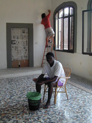 Alexandre ( Zambia ) imbiancatura del salone  ( campo di lavoro - agosto 2003 )