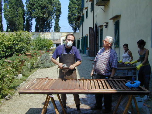 Restauro delle persiane del salone del consiglio nazionale : Massimo Ferè di Pax Christi Italia e Banchi Nanni - Falegname e presidente del Centro di documentazione don Milani ( Campo di alvoro - agos