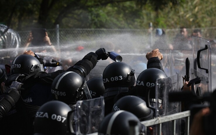 La polizia ungherese. Lacrimogeni, spray e idranti contro i migranti