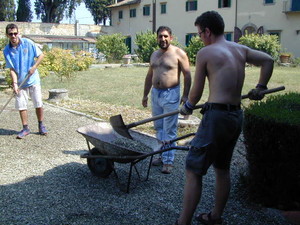 sistemazione della ghiaia del giardino ( campo di agosto 2003 )