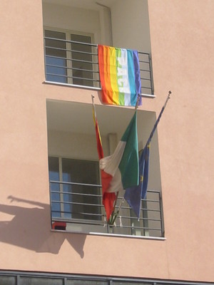 queste sono le foto della bandiera esposta al balcone della delegazione  comunale che ospita l'ufficio tecnico del comune di piazza armerina (en);  le ho collocate, con la condivisione dei tecnici e