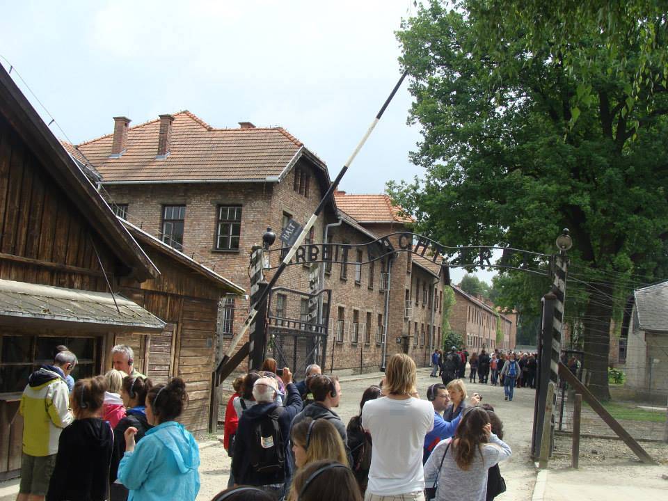 Ingresso del campo di concentramento di Auschwitz con la famosa scritta in ferro battuto "il lavoro rende liberi".