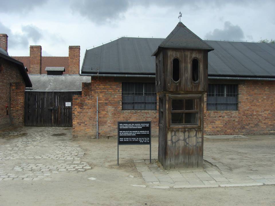 Posto di guardia all'ingresso del campo di Auschwitz.
